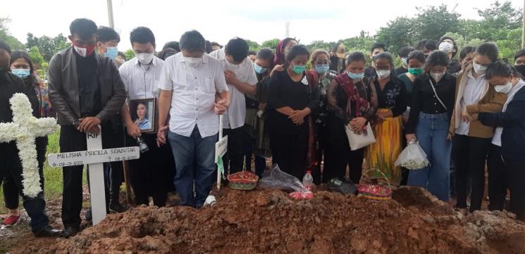 Proses pemakaman Melisha Pricillia Sidabutar atau Melisha Sidabutar Indonesian Idol. (MataMata.com/Herwanto)