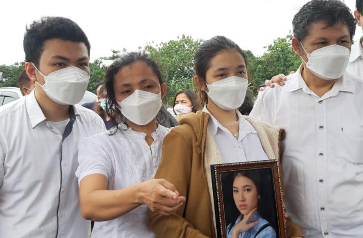 Melitha Sidabutar (jaket coklat) bersama keluarga di pemakaman Melisha Sidabutar. (MataMata.com/Herwanto)