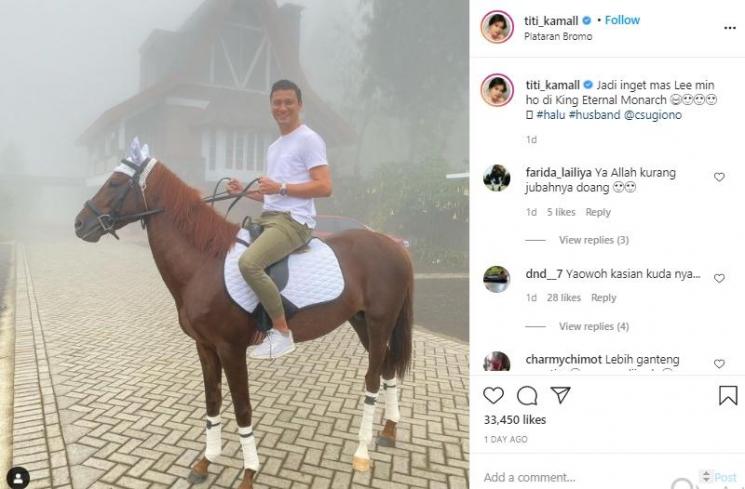 Christian Sugiono saat naik kuda di Bromo (Instagram.com/titi_kamall)