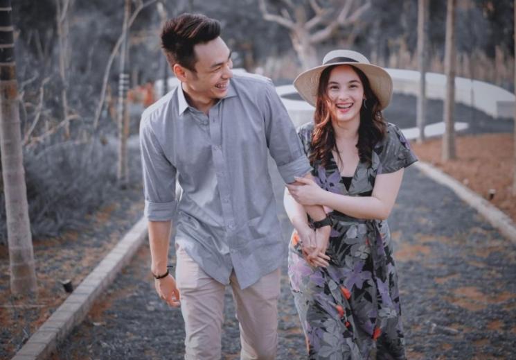 Chelsea Islan mesra gandeng tangan Rob Clinton Kardinal. [capture Instagram]