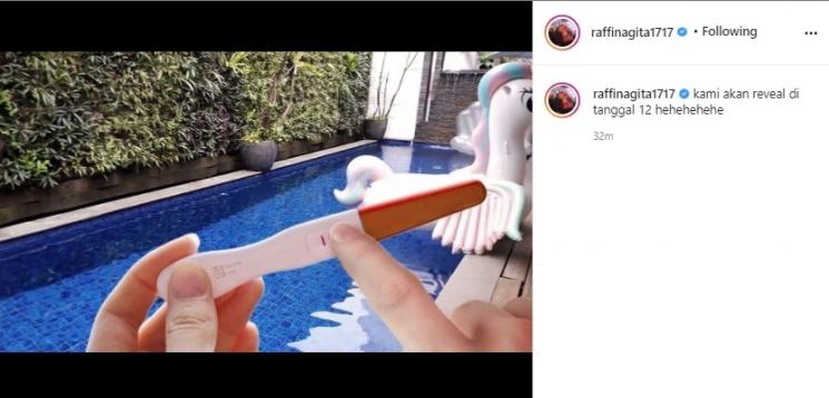 Nagita Slavina pamer test pack. (Instagram/@raffinagita1717)