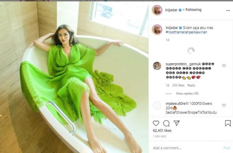 Jessica Iskandar pose seksi di bathub (Instagram.com/inijedar)
