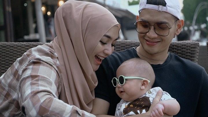 Citra Kirana dan Rezky Aditya bersama Baby Athar (Instagram/@citraciki)