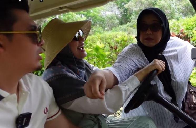 Zaskia Sungkar nyetir mobil golf. (Youtube/TheSungkarsFamily)