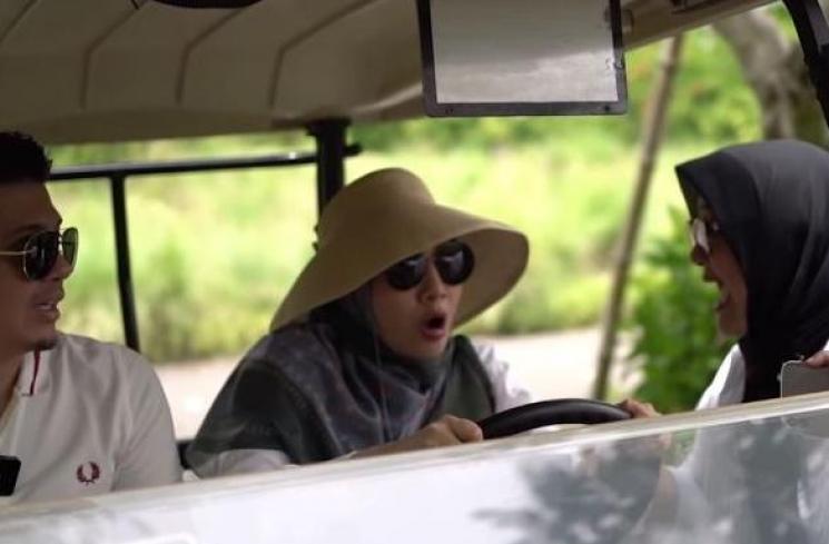 Zaskia Sungkar nyetir mobil golf. (Youtube/TheSungkarsFamily)