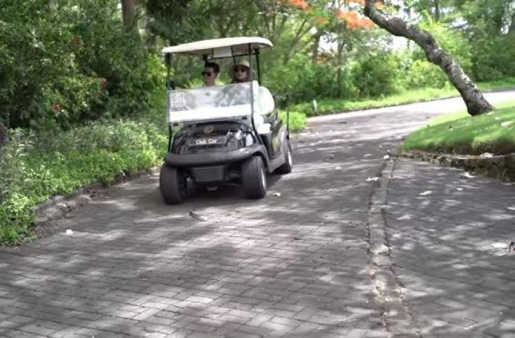 Zaskia Sungkar nyetir mobil golf. (Youtube/TheSungkarsFamily)