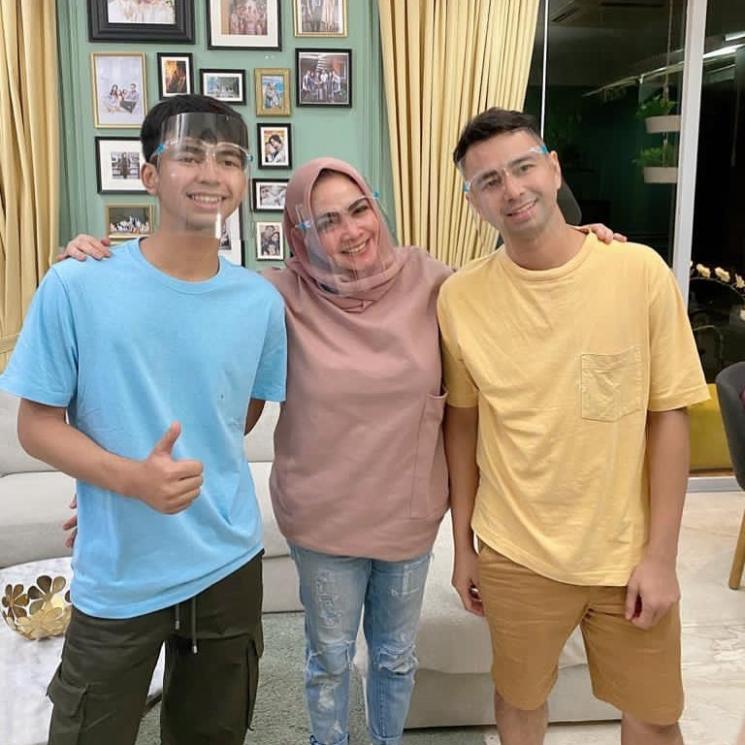 Dimas Ahmad, Mama Rieta dan Raffi Ahmad. (Instagram/@rieta_amilia)