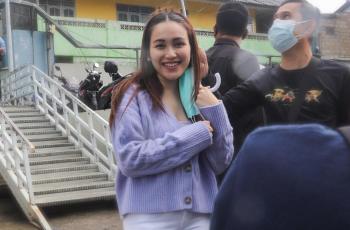 Gaya Kece Ayu Ting Ting Pakai Sneakers G-Dragon, Harganya Tak Kaleng-Kaleng