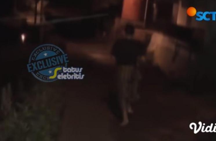Teddy saat kabur dikejar wartawan (Youtube.com/SuryaCitraTelevisi(SCTV))