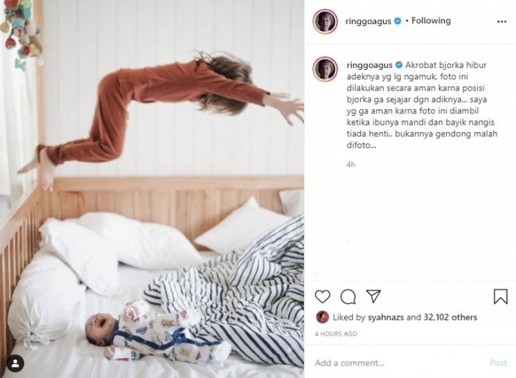 Bjorka Dieter menghibur Curtis Ziggy Mars Morscheck. (Instagram/@ringgoagus)