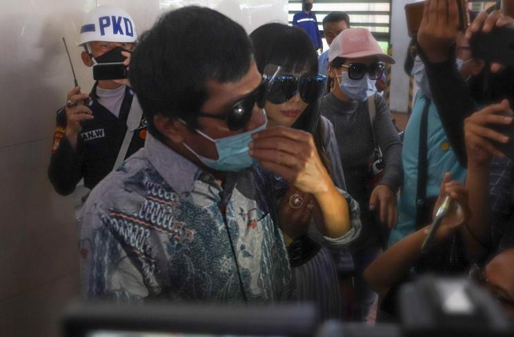 Kiwil bersama dengan istri mudanya, Eva Bellissima. [Matamata.com/Alfian Winanto]