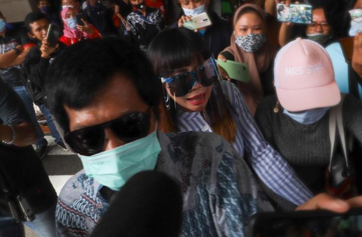 Kiwil bersama dengan istri mudanya, Eva Bellissima. [Matamata.com/Alfian Winanto]