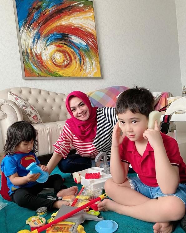 Rieta Amilia dan cucu-cucunya (Instagram/@rieta_amilia)