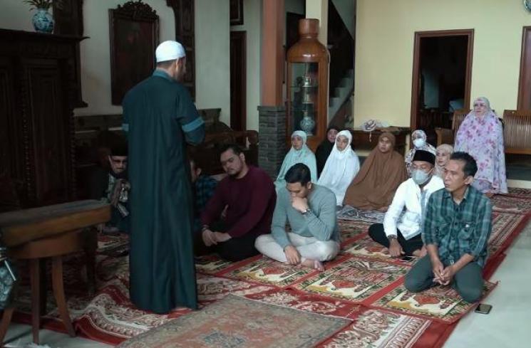 Nikita Willy ajak sahabat dan keluarga pengajian. (Youtube/NikitaWillyOfficial)