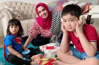 9 Potret Cucu Artis: Lengket Sama Nenek malah Kayak Anak