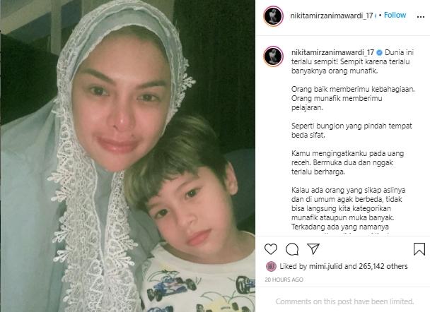 Postingan Nikita Mirzani pakai mukena (Instagram.com/nikitamirzanimawardi_17)