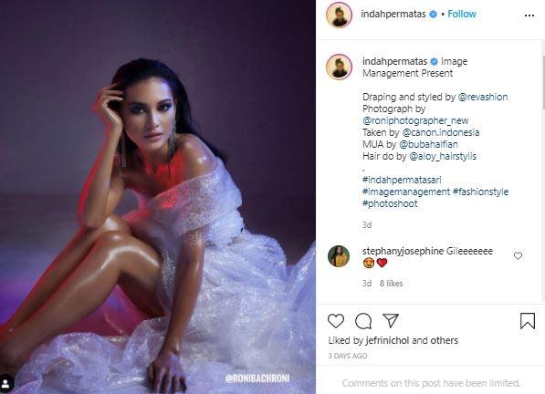 Indah Permatasari pakai dress bubble wrap. (Instagram/@indahpermatas)