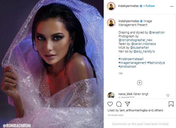 Indah Permatasari pakai dress bubble wrap. (Instagram/@indahpermatas)