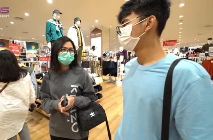 Dimas Ramadhan dan manajernya (YouTube/Rans Entertainment)
