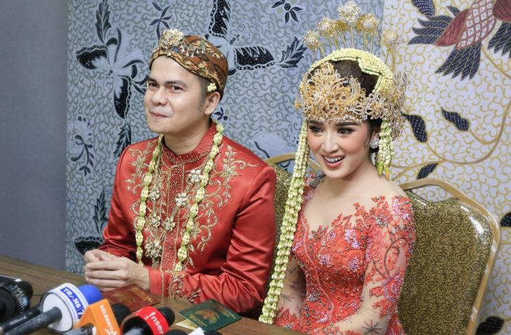 Handika Pratama dan Rosiana Dewi resmi menikah. [MataMata.com/Alfian Winanto]