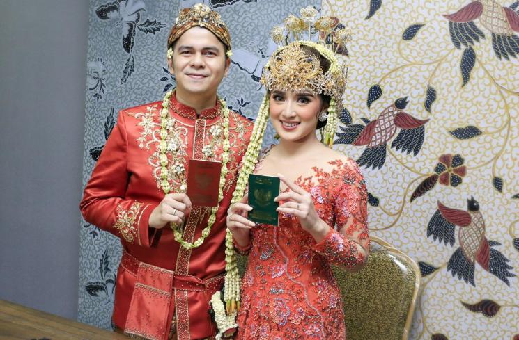 Handika Pratama dan Rosiana Dewi resmi menikah. [MataMata.com/Alfian Winanto]