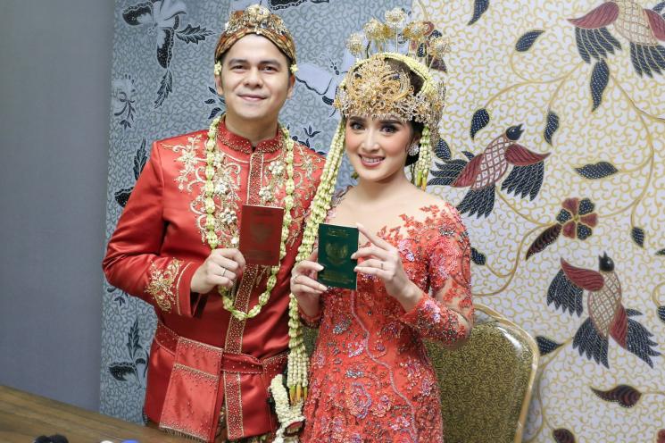 Handika Pratama dan Rosiana Dewi resmi menikah. [MataMata.com/Alfian Winanto]