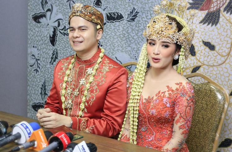 Handika Pratama dan Rosiana Dewi resmi menikah. [MataMata.com/Alfian Winanto]