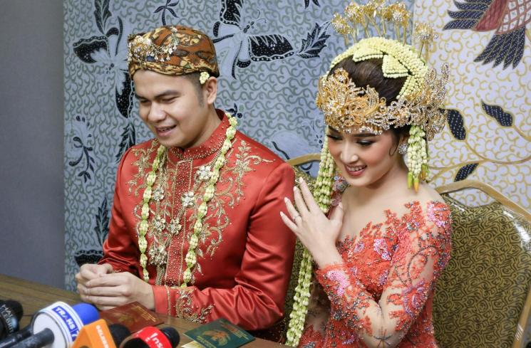 Handika Pratama dan Rosiana Dewi resmi menikah. [MataMata.com/Alfian Winanto]