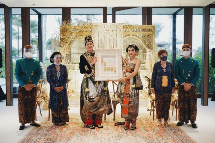 Foto Pernikahan Adipati Dolken dan Canti Tachril.
