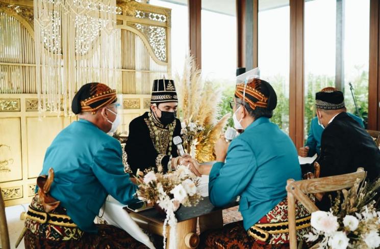 Foto Pernikahan Adipati Dolken dan Canti Tachril. (Istimewa)