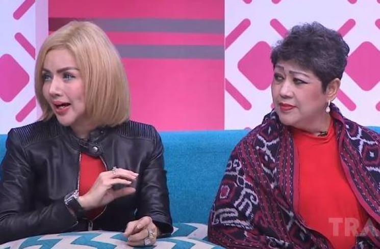 Barbie Kumalasari dan ibu. (Youtube/TransTVOfficial)