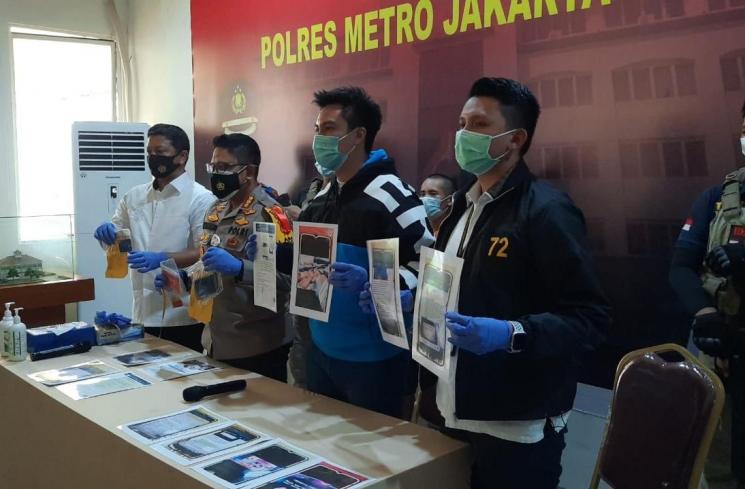 Polisi melakukan rilis atas penangkapan dua tersangka dalam kasus penipuan berkedok give away dengan mencantut nama artis Baim Wong. (MataMata.com/Ismail)