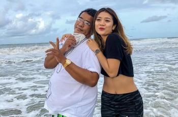 Mesra dengan Selebgram Cantik di Pantai, Hotman Paris: Sugar Daddy Ada saat Kamu Butuh
