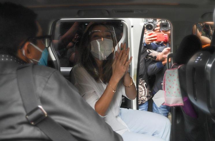 Penyanyi Gisella Anastasia usai menjalani pemeriksaan terkait kasus video syur mirip dirinya di Gedung Reskrimsus Polda Metro Jaya, Jakarta Selatan, Rabu (23/12/2020). (Matamata.com/Alfian Winanto)