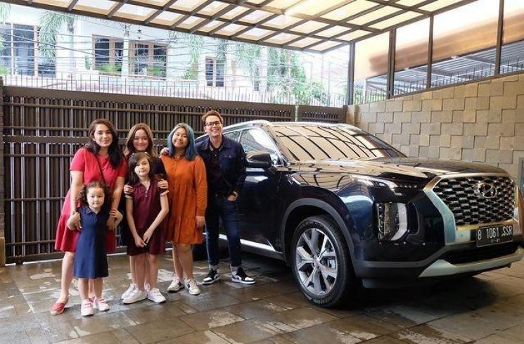 Ussy Sulistiawaty, Andhika Pratama dan anak-anak (Instagram/@ussypratama)