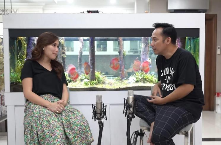Ayu Ting Ting curhat ke Denny Cagur soal kecocokan Bilqis dan Adit Jayusman. (YouTube/DENNY CAGUR TV)