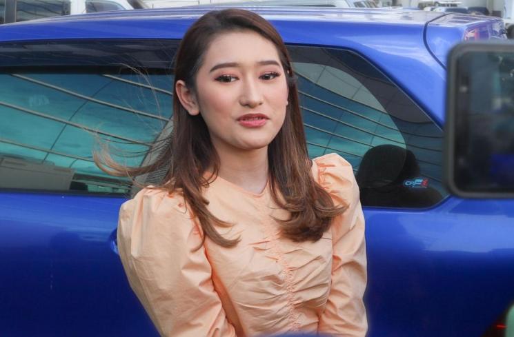 Penyanyi Amanda Caesa saat ditemui di Kawasan Tendean, Jakarta Selatan, Jumat (25/12/2020). [Matamata.com/Alfian Winanto]
