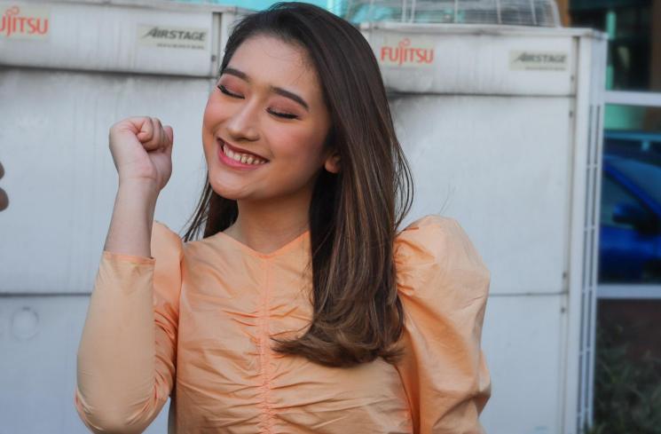 Penyanyi Amanda Caesa saat ditemui di Kawasan Tendean, Jakarta Selatan, Jumat (25/12/2020). [Matamata.com/Alfian Winanto]