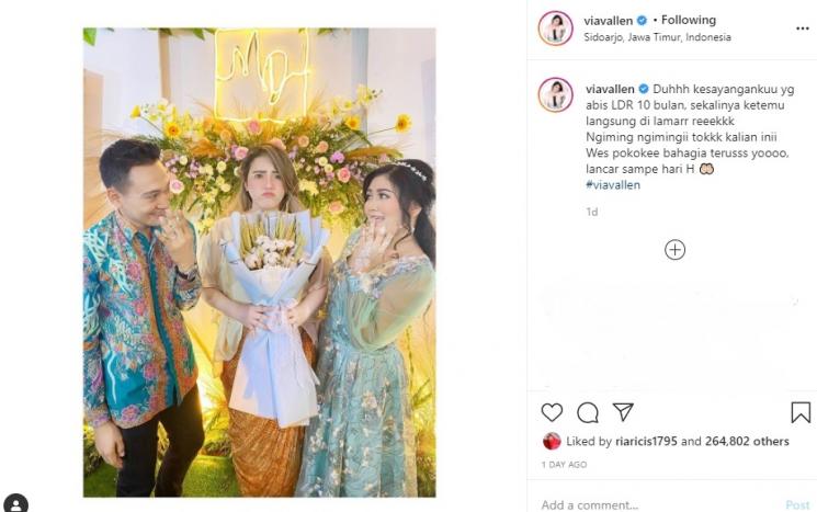 Via Vallen manyun saat mengumumkan kabar lamaran adiknya. (Instagram/@viavallen)