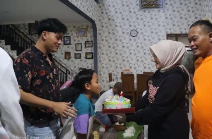 Kejutan ultah putra bungsu Sule, Ferdinan. (Youtube/SuleFamily)