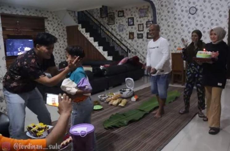 Kejutan ultah putra bungsu Sule, Ferdinan. (Youtube/SuleFamily)