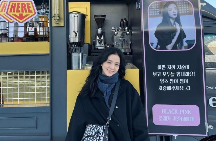 Jisoo BLACKPINK di lokasi syuting. (Instagram/@sooyaa_)