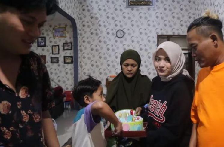 Kejutan ultah putra bungsu Sule, Ferdinan. (Youtube/SuleFamily)