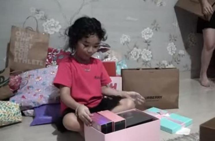 Bilqis peluk Adit Jayusman (Youtube.com/QissYouTV)