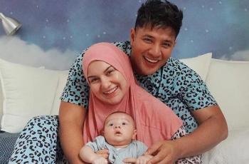 Penuh Haru! Irish Bella dan Ammar Zoni Ajak Air Rumi Ziarah ke Makam Putri Kembarnya