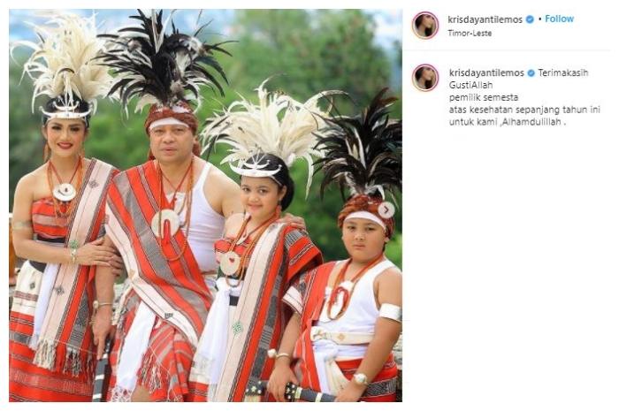 Potret keluarga Krisdayanti pakai baju adat Timor Leste. (Instagram/@krisdayantilemos)