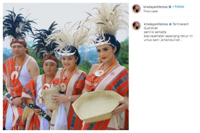 Potret keluarga Krisdayanti pakai baju adat Timor Leste. (Instagram/@krisdayantilemos)