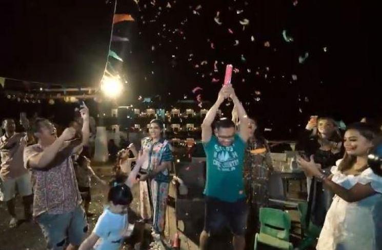 Aurel Hermansyah nangis saat tahun baru. (Youtube/TheHermansyahA6)