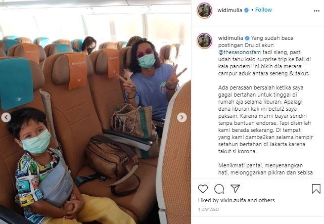 Dwi Sasono sekeluarga ke Bali. (Instagram/@widimulia)