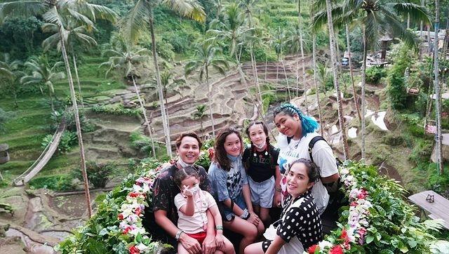 Andhika Pratama bersama Ussy Sulistiawaty dan anak-anak (Instagram/@andhiiikapratama)